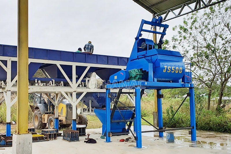 La bétonnière à double arbre JS500 joue un rôle dans l'usine de fabrication de blocs existante du client à MIXCO, GUATEMALA