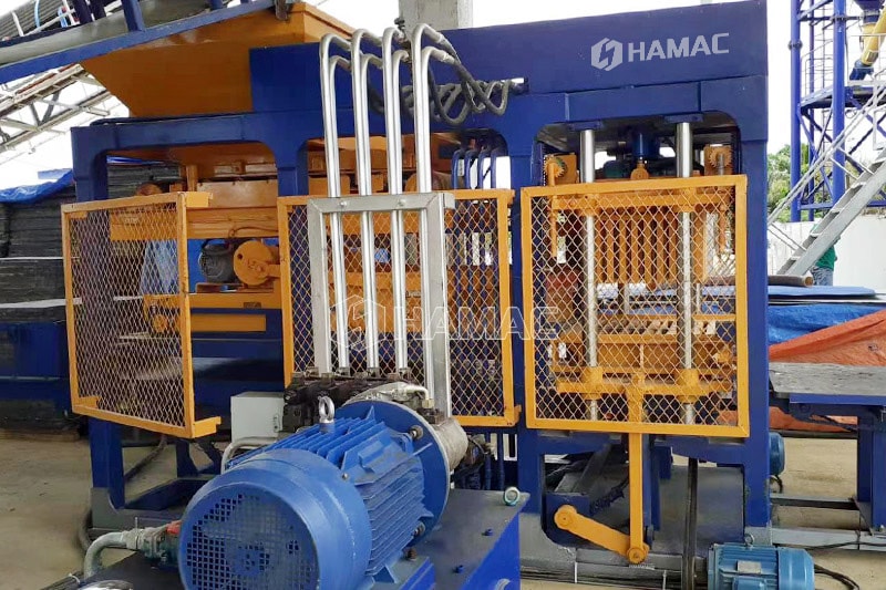 La machine de fabrication de blocs hydrauliques est en cours de test