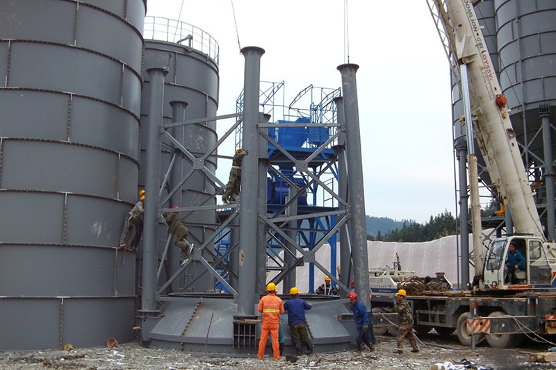 600 tonnes de silo à ciment était en cours d'assemblage