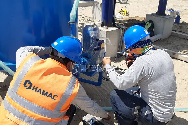 L'équipe de service locale assemble la centrale à béton