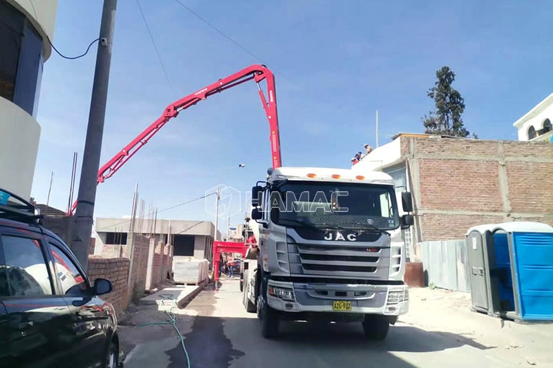 HMC5030 La pompe à flèche en béton montée sur camion fonctionne.