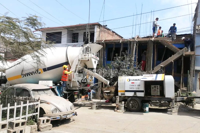 La pompe à béton diesel DHBT50 à vendre rencontre par hasard le camion malaxeur de transit HAMAC.