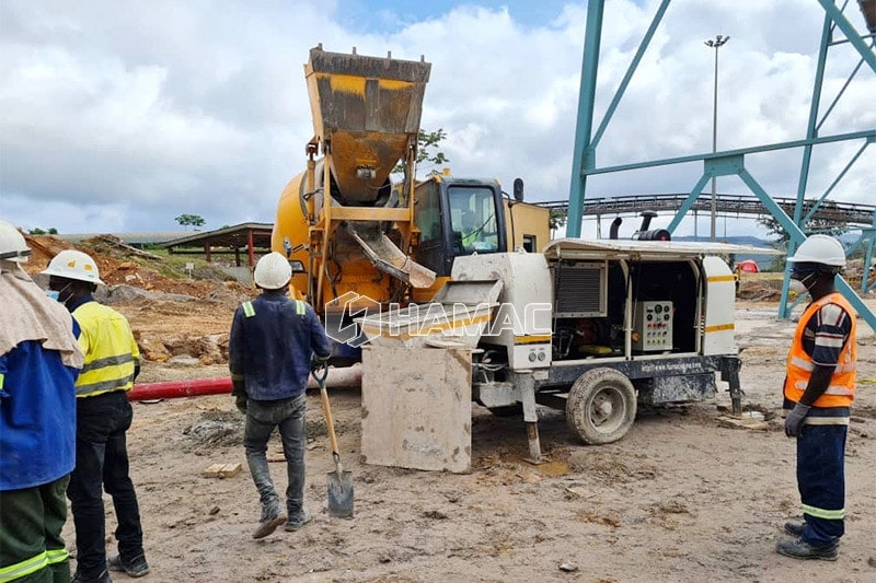HBT60 Les tuyaux de pompe à béton électrique sont connectés par des colliers.