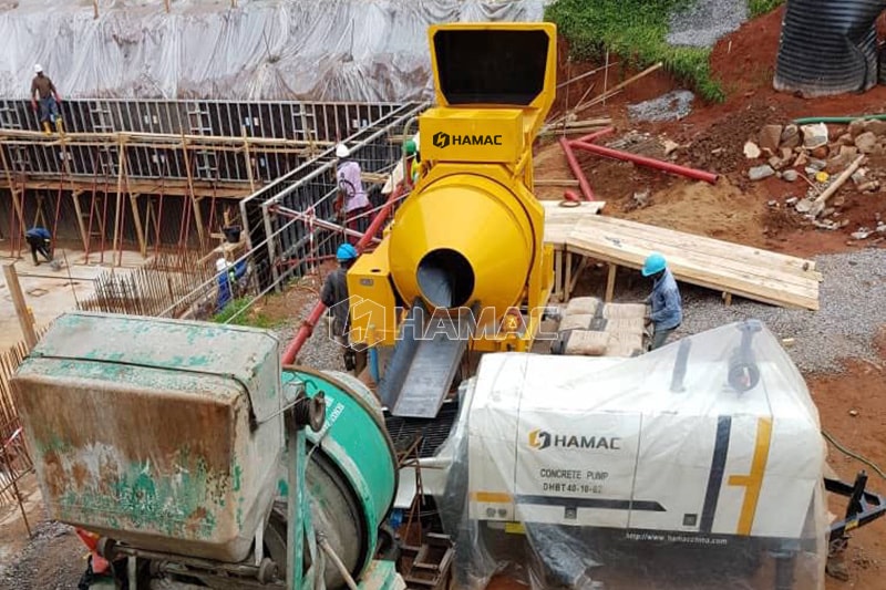 Le malaxeur à béton diesel fonctionne avec la pompe à béton de remorque